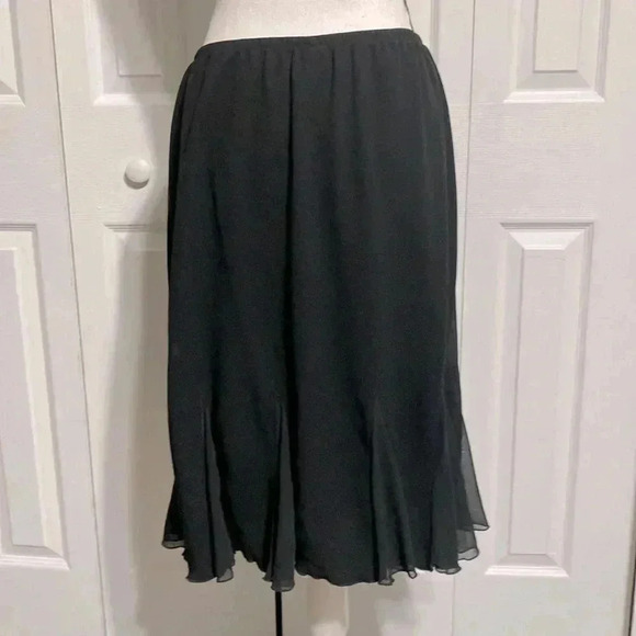 Black womans fluted hem skirt - Picture 4 of 9